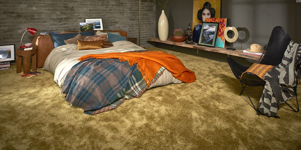 Ein Schlafzimmer mit einem Bett, einem Nachttisch und Teppichboden. Raumausstattung Merget | Goethestraße 43 | 63814 Mainaschaff