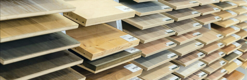 Eine Auswahl an Holzbodenmustern in einem Geschäft. Raumausstattung Merget | Goethestraße 43 | 63814 Mainaschaff