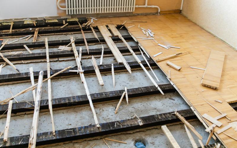 Altbelag fachgerecht Entsorgen - Ein Raum mit Holzboden und Holzbrettern. Raumausstattung Merget | Goethestraße 43 | 63814 Mainaschaff