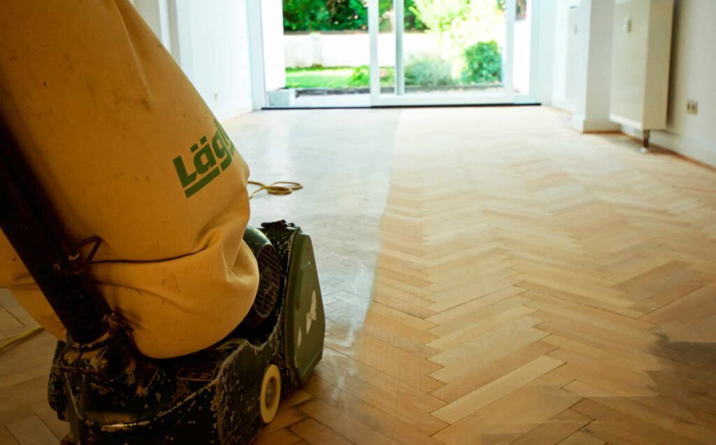 Bild Parkettreparatur- Abschleifen eines Holzbodens verwendet. Raumausstattung Merget | Goethestraße 43 | 63814 Mainaschaff